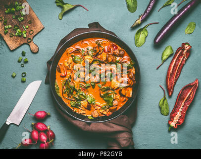 Gemüse Hähnchen mit Curry Sauce pan am Küchentisch Hintergrund mit Zutaten, Ansicht von oben, flach. Gesunde Diät essen und Essen Konzept Stockfoto