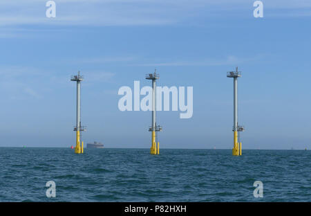 SOLENT NAVIGATION leuchten auf der Ansätze nach Portsmouth Beihilfen sehr großes Schiff wie die Flugzeugträger HMS Queen Elizabeth. Foto: Tony Gale Stockfoto