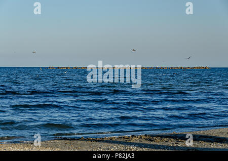 Strand von Schwarzen Meer von Mamaia, Rumänien mit blauem Wasser. Stockfoto