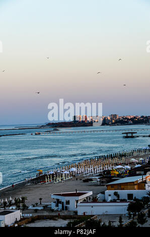 MAMAIA, Rumänien - 15. SEPTEMBER 2017: Direkt am Meer und der Promenade von Schwarzen Meer mit Bars und Hotels in Sunrise. Stockfoto