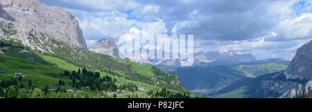 Schönen Sommer auf die Berge der Sella Gruppe auf Dolomiten, Italien Stockfoto