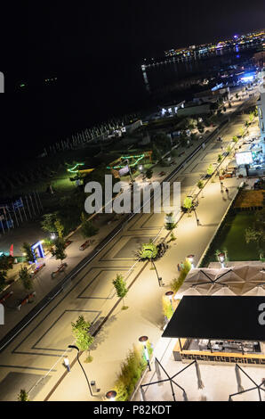 MAMAIA, Rumänien - 15. SEPTEMBER 2017: Direkt am Meer und der Promenade von Schwarzen Meer mit Bars und Hotels in der Nacht. Stockfoto