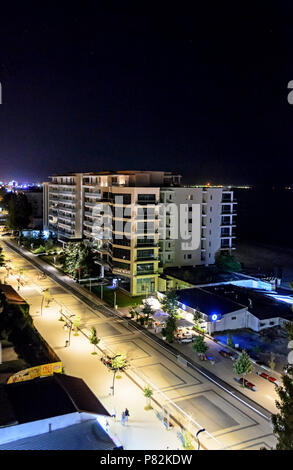 MAMAIA, Rumänien - 15. SEPTEMBER 2017: Direkt am Meer und der Promenade von Schwarzen Meer mit Bars und Hotels in der Nacht. Stockfoto