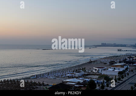 MAMAIA, Rumänien - 15. SEPTEMBER 2017: Direkt am Meer und der Promenade von Schwarzen Meer mit Bars und Hotels in Sunrise. Stockfoto