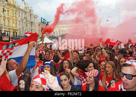 ZAGREB, KROATIEN - 07. Juli kroatischen Fußball-Fans auf dem platz Ban Jelacic, FIFA WORLD CUP 2018 Russland match Russland vs Kroatien am 07. Juli, 20. Stockfoto