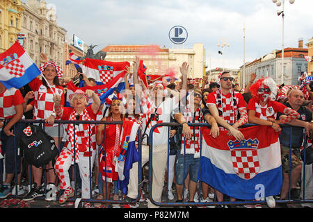 ZAGREB, KROATIEN - 07. Juli kroatischen Fußball-Fans auf dem platz Ban Jelacic, FIFA WORLD CUP 2018 Russland match Russland vs Kroatien am 07. Juli, 20. Stockfoto