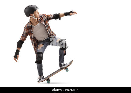 Volle Länge Profil geschossen, als ein Jugendlicher skater Durchführen einer manuellen auf weißem Hintergrund Stockfoto