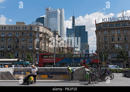 Ansicht der Leute auf der Kaiserstraße und der Platz vor dem Hauptbahnhof in Frankfurt am Main. Stockfoto