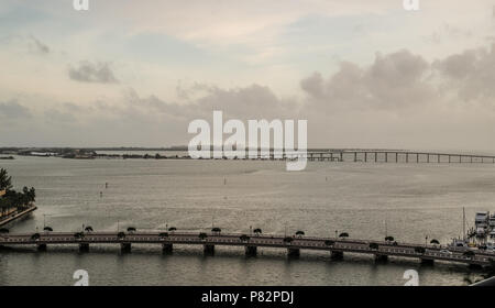 Brücken auf Miami Bay, bewölkt und regnerisch Dämmerung Stockfoto