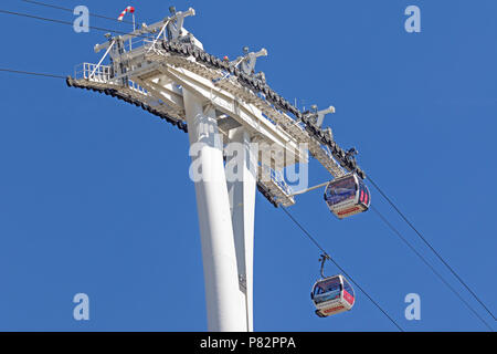 London, North Greenwich ein paar Emirate Seilbahnen Kreuzung an einer der drei Türme oder Masten Stockfoto