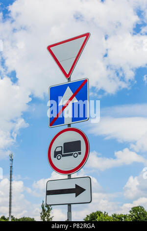So geben, Ertrag, der Passage wird für Fahrzeuge verboten, das Ende der Einbahnstraße und rechts der Beschilderung drehen Stockfoto