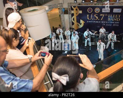 PATTAYA, Thailand (19. Juni 2016) Mitglieder des Publikums record U.S. Navy Segler aus der Siebten Flotte Rock Band "Orient Express" und Kollegen von der Royal Thai Navy Band im Royal Garden Plaza in Zusammenarbeit flott Bereitschaft und Weiterbildung (Karat) Thailand 2016. CARAT ist eine Reihe von jährlichen maritime Übungen zwischen der US Navy, US Marine Corps und der bewaffneten Kräfte der neun Partner Nationen Bangladesch, Brunei, Kambodscha, Indonesien, Malaysia, den Philippinen, Singapur, Thailand, und Timor-Leste. Stockfoto