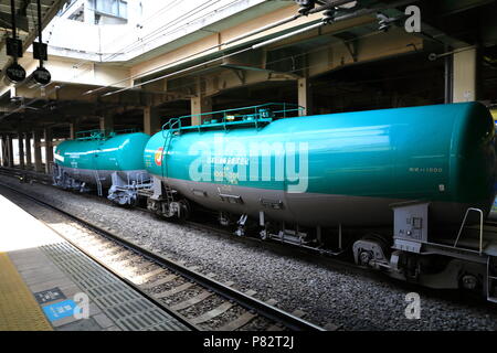 TACHIKAWA, JAPAN - MAI 2018 : die Öltanker Züge, Eisenbahn Tankwagen passieren am Tachikawa Bahnhof, Japan. Stockfoto