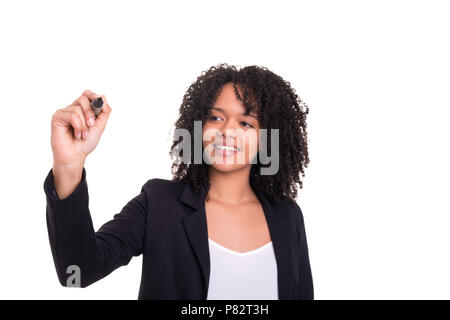 Einen schönen African Business Frau schreiben mit Marker auf virtuellen Bildschirm, über Weiß isoliert Stockfoto