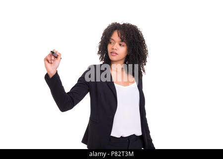 Einen schönen African Business Frau schreiben mit Marker auf virtuellen Bildschirm, über Weiß isoliert Stockfoto