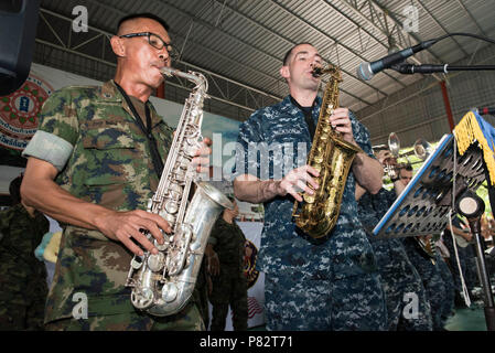 PATTAYA, Thailand (21. Juni 2016) Musiker 2. Klasse Jason Jackson von der Siebten Flotte Rock Band "Orient Express" führt mit einem Mitglied der Königlich Thailändischen Marine Corps Band bei Potisampan Schule während einer gemeinsamen Rockkonzert in der Unterstützung der Zusammenarbeit flott Bereitschaft und Weiterbildung (Karat) Thailand 2016. CARAT ist eine Reihe von jährlichen maritime Übungen zwischen der US Navy, US Marine Corps und der bewaffneten Kräfte der neun Partner Nationen Bangladesch, Brunei, Kambodscha, Indonesien, Malaysia, den Philippinen, Singapur, Thailand, und Timor-Leste. Stockfoto