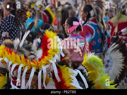 Eine Gruppe von amerikanischen Männern und Frauen tanzen bei einem Pow Wow im Crow Fair in Montana. Stockfoto