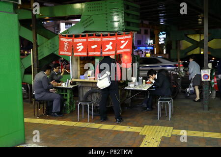 JAPAN - Mai 2018: die Menschen haben das Abendessen im mobile Garküche (Friendship) Tokio Stockfoto