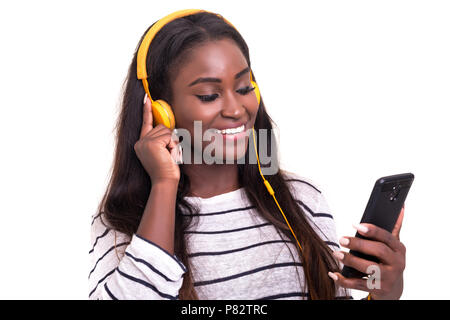 Schöne junge afrikanische Frau Musik hören, über Weiß isoliert Stockfoto
