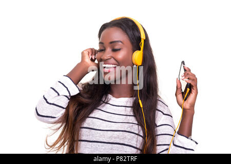 Schöne junge afrikanische Frau Musik hören, über Weiß isoliert Stockfoto