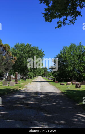 Gepflasterte Straße an der Böhmischen National Cemetery in Chicago, Illinois, an einem schönen Sommertag. Stockfoto