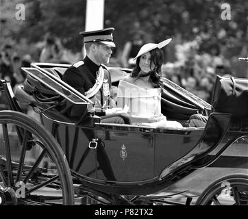 LONDON - 09 Jun, 2018: (Bild digital geändert werden monochrom) Prinz Harry, Herzog von Sussex und Meghan, Herzogin von Sussex im Jahr 2018 Die Farbe auf der Mall Stockfoto