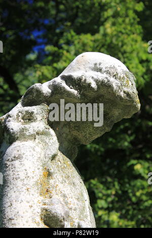 Trauernde Engel Stein Statue am Bohemian National Cemetery in Chicago, Illinois, an einem schönen Sommertag. Stockfoto