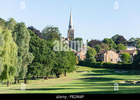 St Mary's Church aus Wimbledon Park Golf Club, Wimbledon, London Borough von Merton, Greater London, England, Vereinigtes Königreich Stockfoto