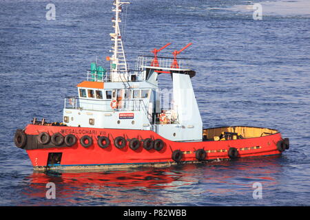 Schlepper auf Standby im Hafen von Piiraeus (der größten Passagierhafen in Europa und der zweitgrößte der Welt), ATHEN, GRIECHENLAND, PETER GRANT Stockfoto
