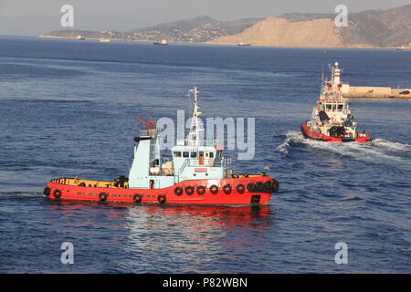 Schlepper auf Standby im Hafen von Piiraeus (der größten Passagierhafen in Europa und der zweitgrößte der Welt), ATHEN, GRIECHENLAND, PETER GRANT Stockfoto