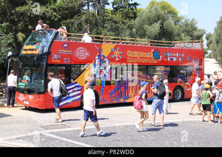 Hop-on-Hop-off-Bus, Touristen, Besucher und Urlauber rund um die historischen Stätten von Athen, Griechenland, PETER GRANT Stockfoto