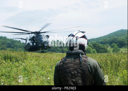 Camp Dawson, W. Virginia. (22 Juli 2016) - Naval Air Crewman (Hubschrauber) 2. Klasse Grayson D. Willard, zugeordnet zu den Hubschrauber meine Gegenmaßnahmen Squadron 15 (HM-15), bereitet einem MH-53E Sea Dragon, an HM-15 zugeordnet, während Berg Einarbeitung Training zu. Das geschwader nahmen an der zweitägigen Schulung Entwicklung in Vorbereitung für eine bevorstehende gemeinsame Übung mit der US-Armee. Stockfoto