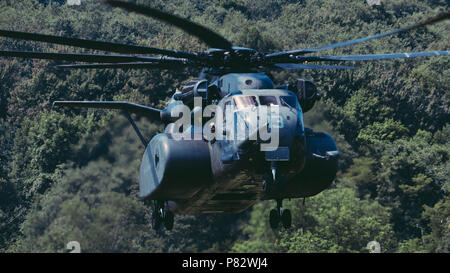 Camp Dawson, W. Virginia. (22. Juli 2016) Senior Chief Naval Air Crewman (Hubschrauber) Paul Morreira, zugeordnet zu den Hubschrauber meine Gegenmaßnahmen Squadron 15 (HM-15), Erhebungen der Landezone aus dem Fenster eines MH-53E Sea Dragon im bergigen Gelände Einarbeitung Training in der Nähe von Camp Dawson. Das geschwader nahmen an der zweitägigen Schulung Entwicklung als Teil einer bevorstehenden Mehrtägige gemeinsame Übung mit der US-Armee. Stockfoto