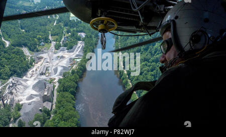 Camp Dawson, W. Virginia. (22. Juli 2016) Senior Chief Naval Air Crewman (Hubschrauber) Paul Morreira, zugeordnet zu den Hubschrauber meine Gegenmaßnahmen Squadron 15 (HM-15), Erhebungen der Landezone aus dem Fenster eines MH-53E Sea Dragon im bergigen Gelände Einarbeitung Training in der Nähe von Camp Dawson. Das geschwader nahmen an der zweitägigen Schulung Entwicklung als Teil einer bevorstehenden Mehrtägige gemeinsame Übung mit der US-Armee. Stockfoto