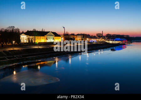 Architektur von Wloclawek bei Nacht. Wloclawek, Woiwodschaft Kujawien-Pommern in Polen. Stockfoto