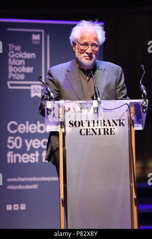 Canadian-Sri Lanka Autor Michael Ondaatje spricht nach genannt werden den Gewinner des Goldenen Man Booker für seinen Roman "Der englische Patient" in der Royal Festival Hall, Southbank Centre in London. PRESS ASSOCIATION. Bild Datum: Sonntag, Juli 8, 2018. Photo Credit: Isabel Infantes/PA-Kabel Stockfoto