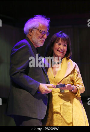 Helena Kennedy, Vorsitzender des Kuratoriums der Booker Prize Foundation, stellt Canadian-Sri Lanka Autor Michael Ondaatje mit dem Goldenen Man Booker Prize für seinen Roman "Der englische Patient" in der Royal Festival Hall, Southbank Centre in London. PRESS ASSOCIATION. Bild Datum: Sonntag, Juli 8, 2018. Photo Credit: Isabel Infantes/PA-Kabel Stockfoto