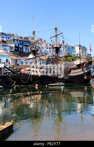 Volle Größe Replik des 16. Jahrhunderts Sir Francis Drakes Schiff, die Golden Hind, in den Hafen von Brixham, Devon, Großbritannien Stockfoto