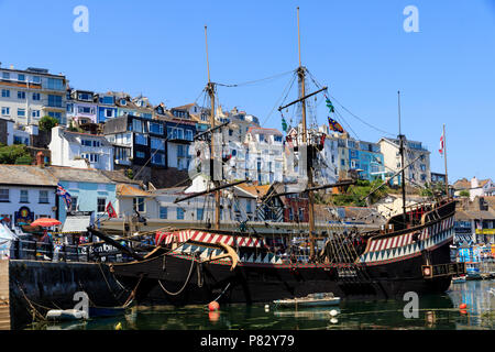 Volle Größe Replik des 16. Jahrhunderts Sir Francis Drakes Schiff, die Golden Hind, in den Hafen von Brixham, Devon, Großbritannien Stockfoto