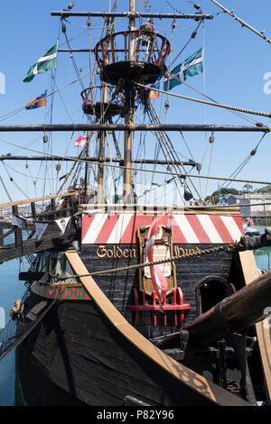 Volle Größe Replik des 16. Jahrhunderts Sir Francis Drakes Schiff, die Golden Hind, in den Hafen von Brixham, Devon, Großbritannien Stockfoto