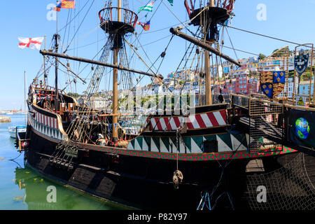 Volle Größe Replik des 16. Jahrhunderts Sir Francis Drakes Schiff, die Golden Hind, in den Hafen von Brixham, Devon, Großbritannien Stockfoto