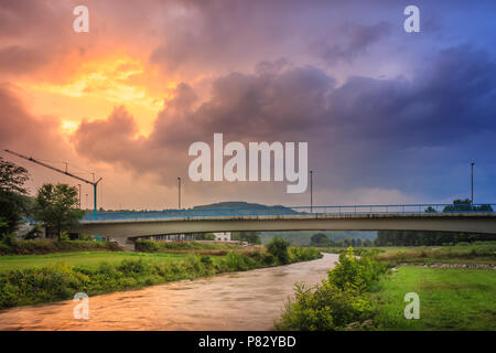 Dramatische, brennenden Sonnenuntergang Himmel über gazela Brücke und seidig, reflektierende Nisava Fluss in Pirot Stockfoto