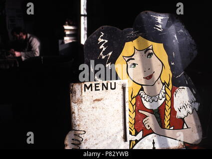 AJAXNETPHOTO. MARENNES, Frankreich. - Lackiertes Metall RESTAURANT MENÜ ZEICHEN AUF DEM DISPLAY IN BROCANTE JUNK-SHOP SHOP IN DER NÄHE DER STADT. Foto: Jonathan Eastland/AJAX REF: 920075 61 Stockfoto