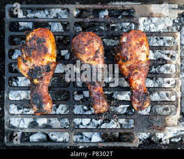 Chicken Drumsticks, oder Hähnchen Schenkel auf einem Grill, Grill zubereitet wird. Stockfoto