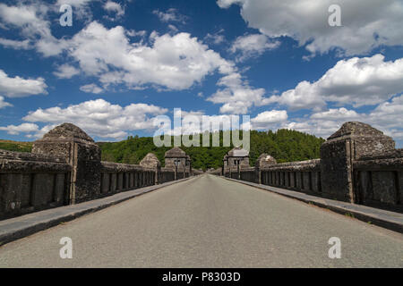 Die schmale Straße über den Lake Vyrnwy Damm in Mid Wales. Die See, oder Behälter, wurde in den 1880er Jahren Liverpool mit frischem Wasser zu versorgen. Stockfoto