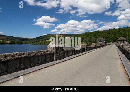 Die schmale Straße über den Lake Vyrnwy Damm in Mid Wales. Die See, oder Behälter, wurde in den 1880er Jahren Liverpool mit frischem Wasser zu versorgen. Stockfoto