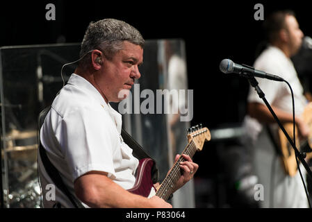 Fahnenmast, Ariz (Aug. 19, 2016) Chief Musiker Kenny Carr führt während eines US Navy Band Konzert in der sinagua Middle School August 19, 2016. Die Kreuzer der populären Musik Gruppe, Teil der US Navy Band, tourte Arizona und Kalifornien für eine Reihe von Public Outreach Performances, entworfen, um die Marine zu Gemeinden im ganzen Land zu bringen, die nicht über eine bedeutende Marine Präsenz. Stockfoto