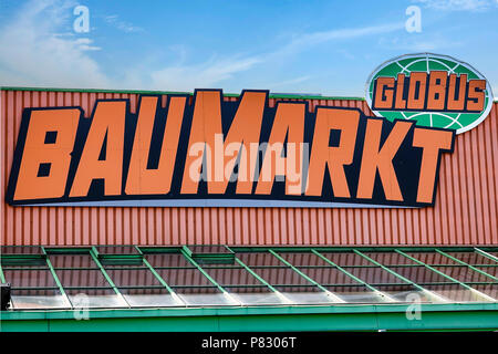 WETZLAR, Deutschland - 28 März 2018: Globus Supermarkt Logo in Wetzlar - Dutenhofen. Globus ist international Retail chain. w Stockfoto