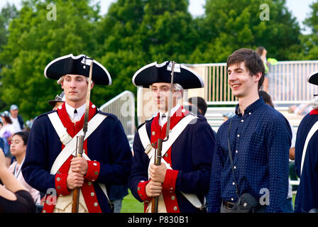 Fort Myer, Virginia, USA - 13. Juni, 2018: Soldaten der US-Armee "Alte Garde" posieren für Fotos mit Touristen nach einer Dämmerung Tattoo zeigen. Stockfoto