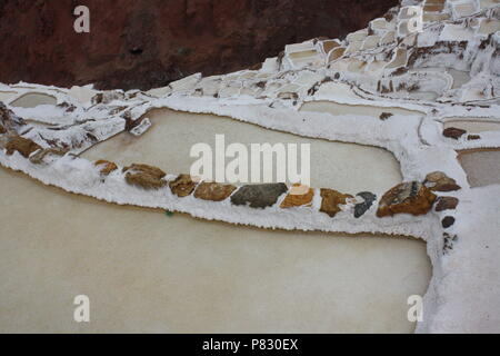 Auf der Suche nach unten in Salt Flats in Maras, Peru Stockfoto